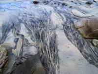 Fließstrukturen zwischen Felsen bei Skagensand - Lofoten